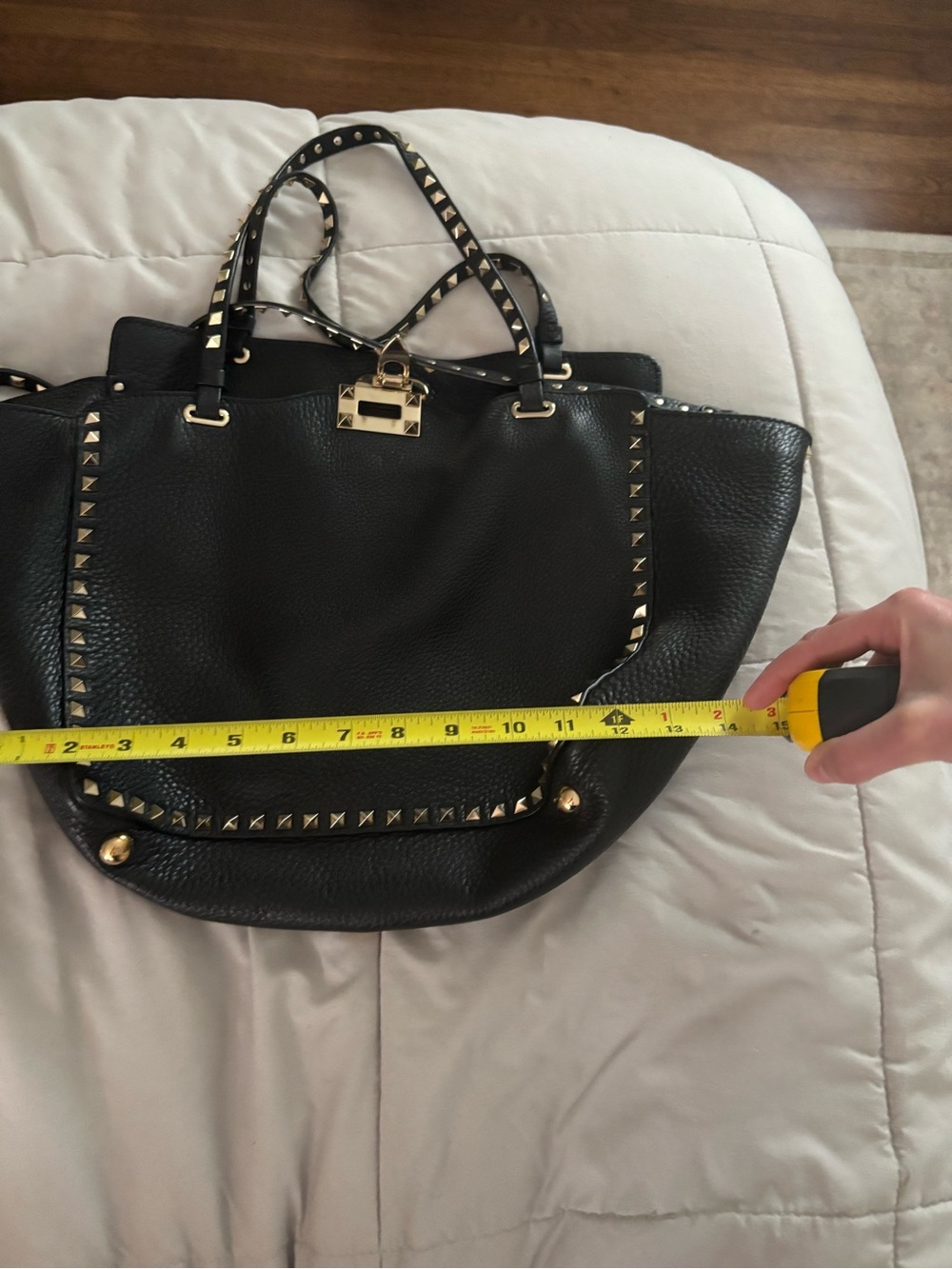 Valentino Garavani Black Pebbled Leather Shoulder Bag with Gold Rockstuds - Picture 14 of 16